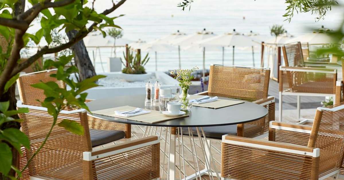 Een foto van het terras bij Lichnos Beach Hotel & Suites