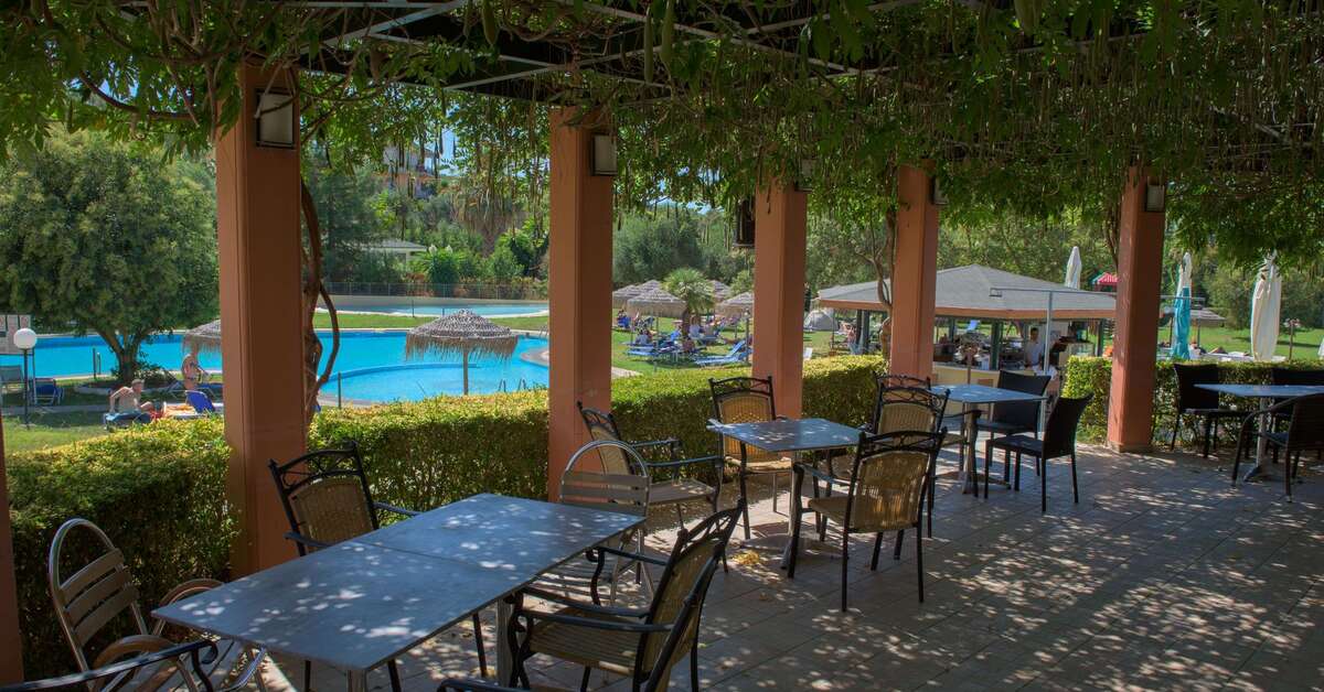 Ein Foto von der Terrasse im Century Resort Corfu