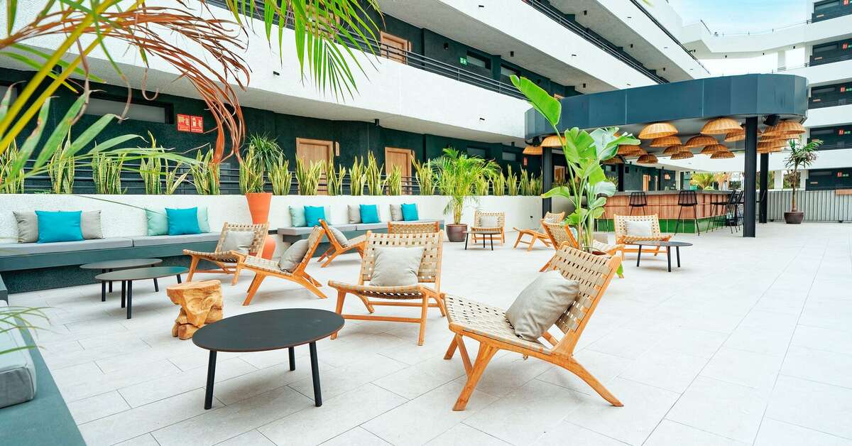 Een foto van het terras bij Hovima Suites Costa Adeje