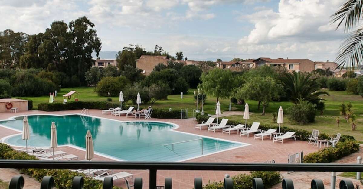 Ein Foto vom Pool im Hotel Santa Gilla