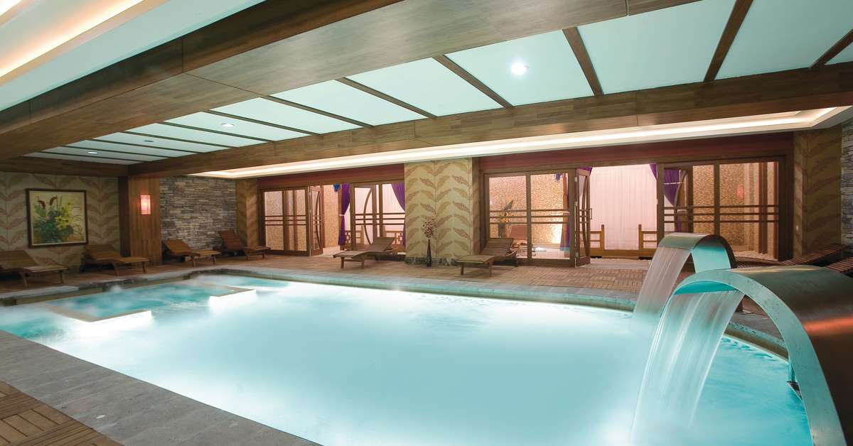Een foto van het zwembad bij Crystal De Luxe Comfort Collection