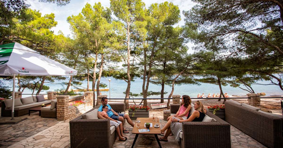 Een foto van het terras bij Aminess Younique Senses Resort