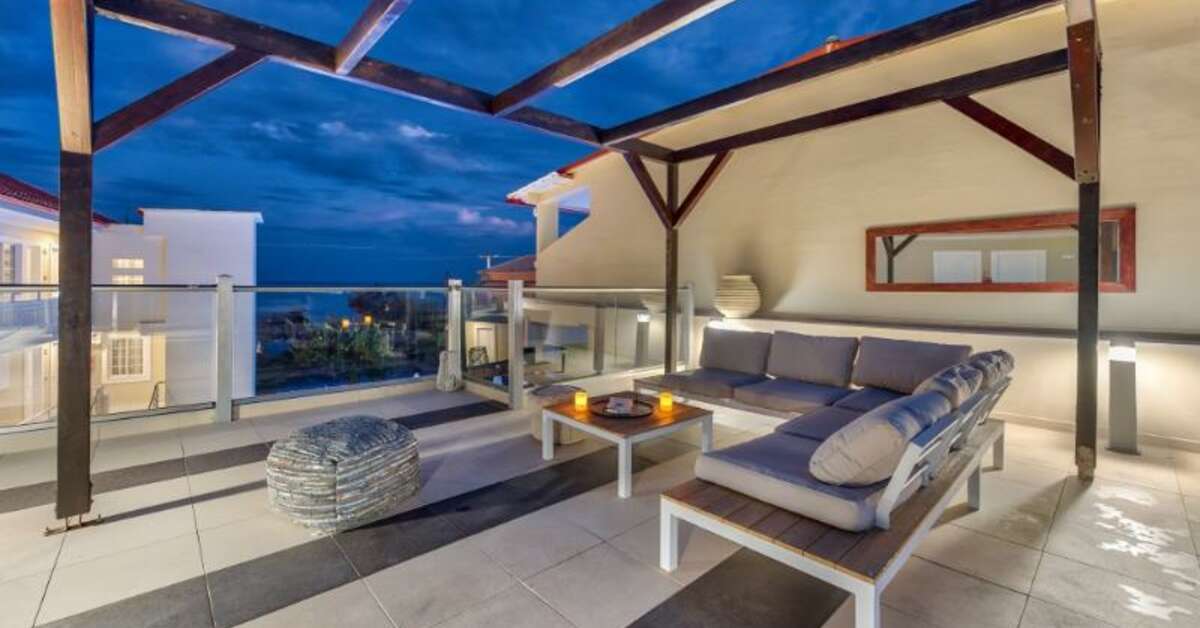 Een foto van het terras bij Natalie Hotel