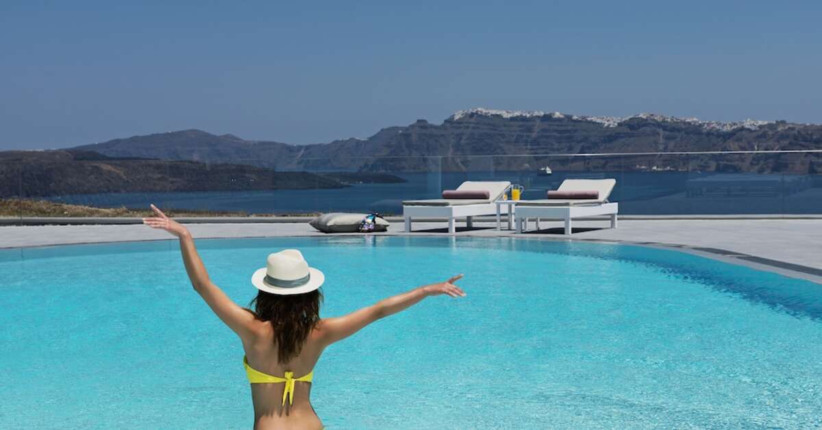 Een foto van het zwembad bij Acroterra Rosa Luxury Suites & Spa
