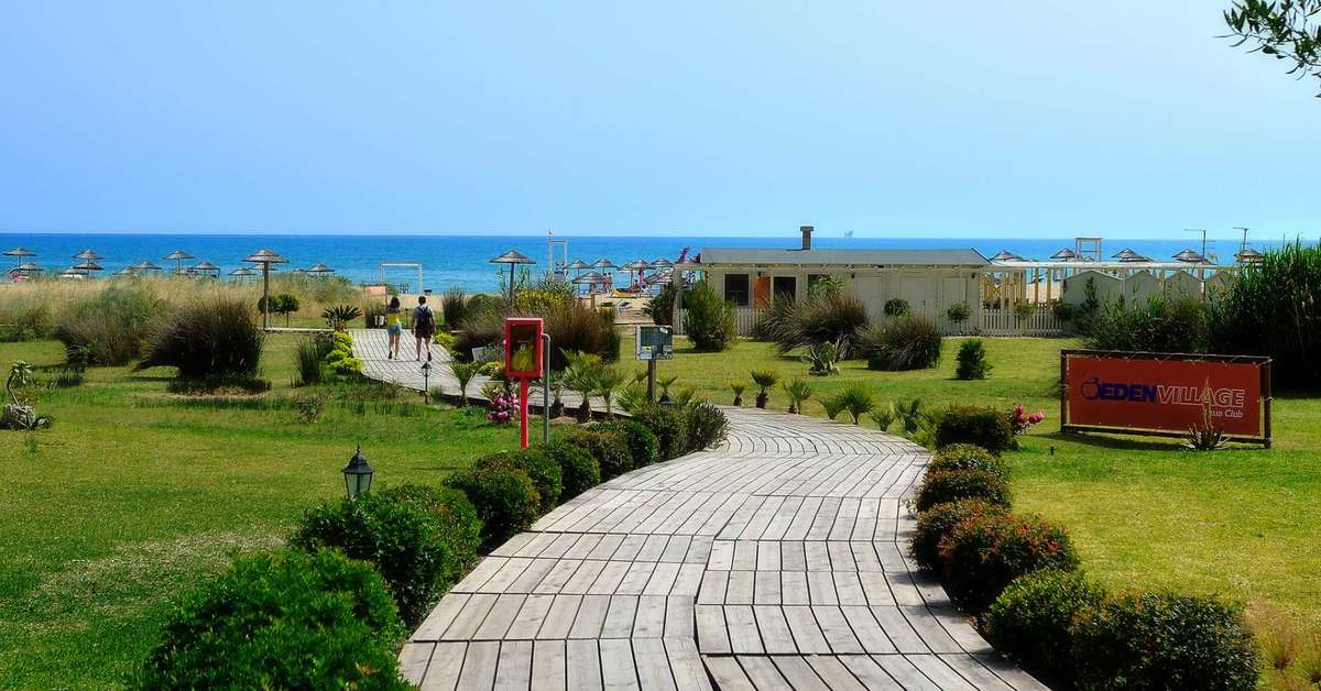Een foto van het terras bij Sikania Resort & Spa