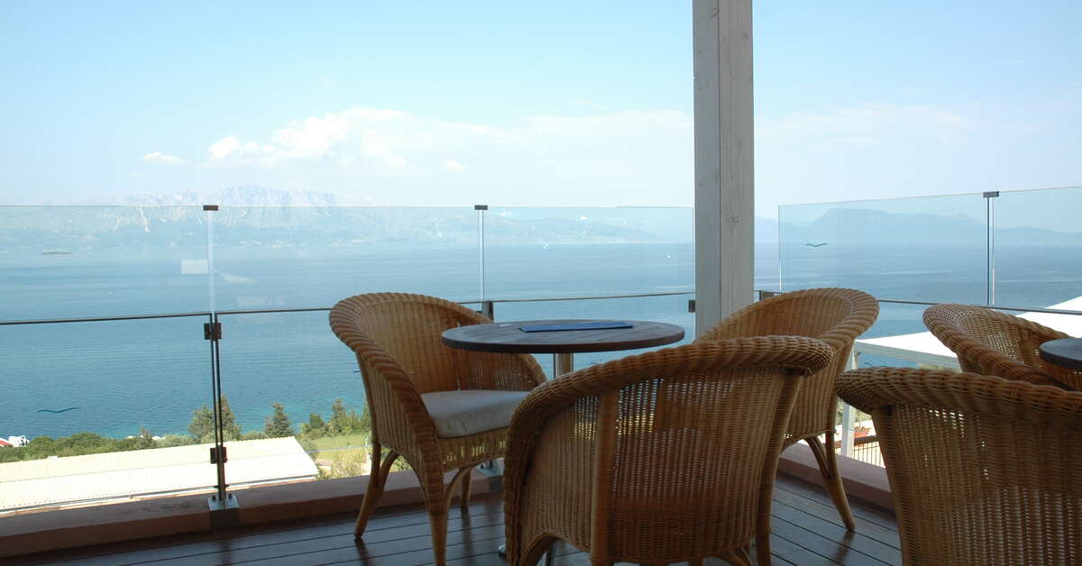 Een foto van het terras bij Ionian Blue