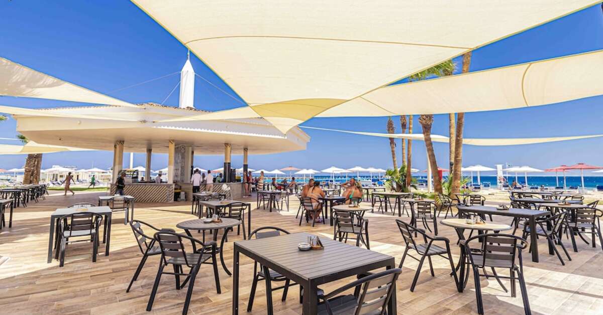 Een foto van het terras bij Amarina Abu Soma Resort & Aquapark