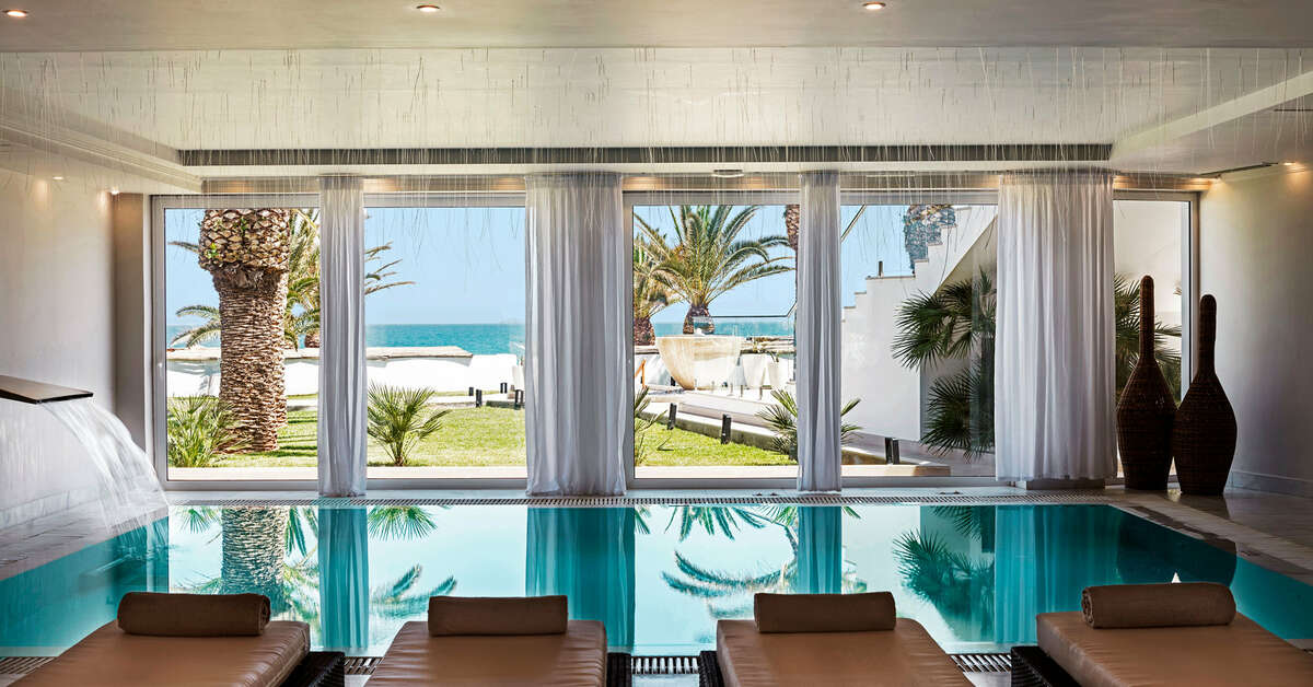 Een foto van het zwembad bij Mitsis Rinela Beach Resort & Spa