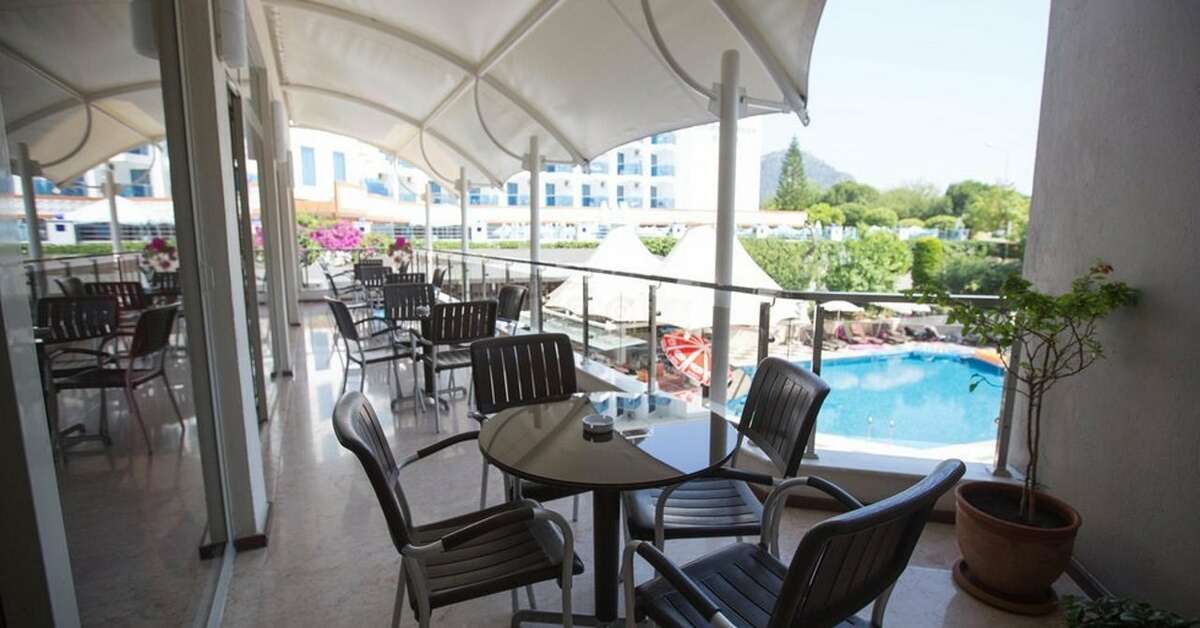 Een foto van het terras bij Hotel Grand Okan