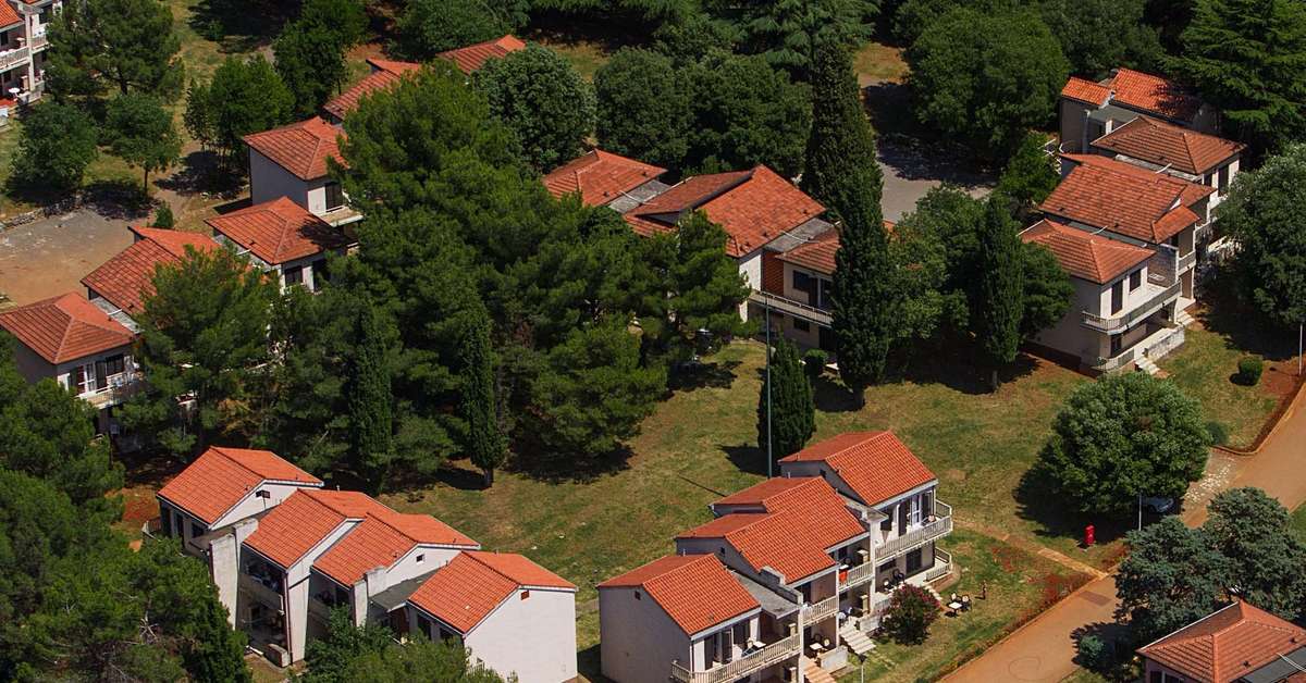 Een foto van de buitenkant van Appartementen Polynesia Plava Laguna