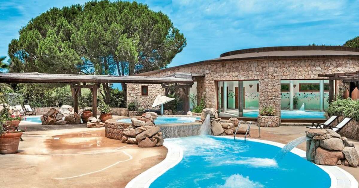 Een foto van het zwembad bij Marinedda Thalasso & Spa