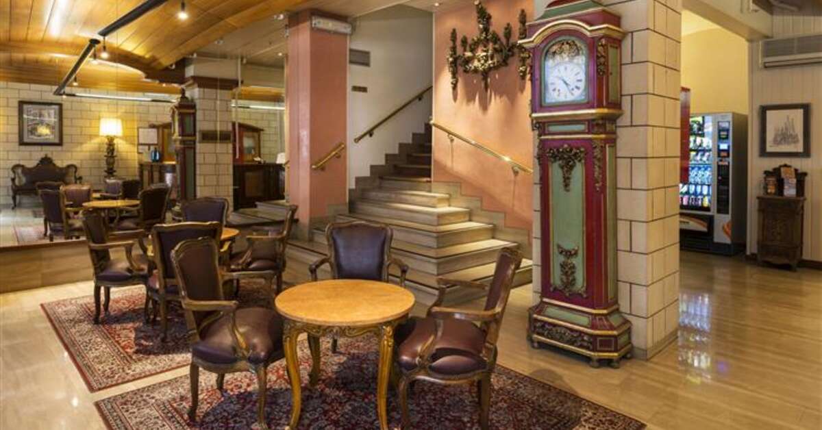 Een foto van het interieur van Meson Castilla Atiram