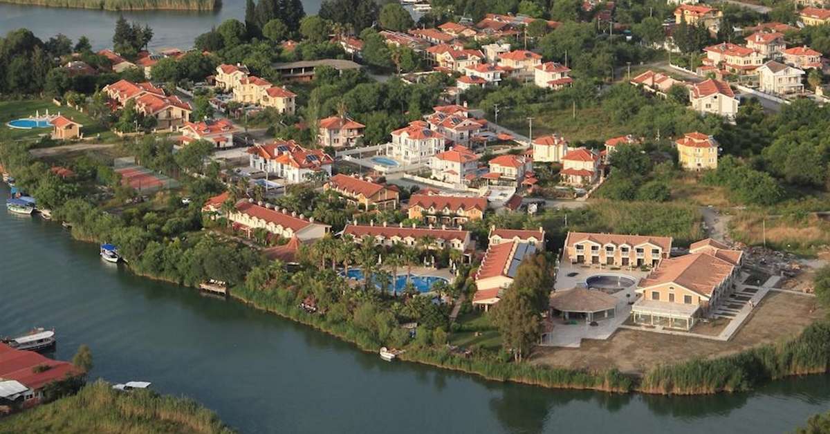 Een foto van de buitenkant van Dalyan Resort Hotel