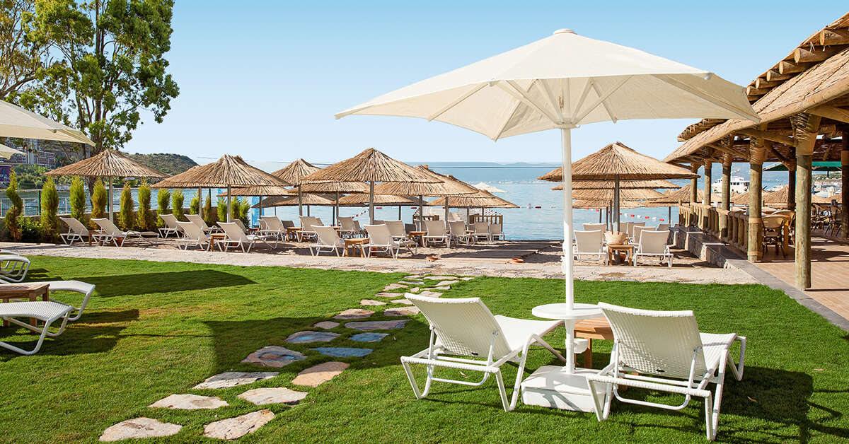 Een foto van het terras bij Bellazure Hotel
