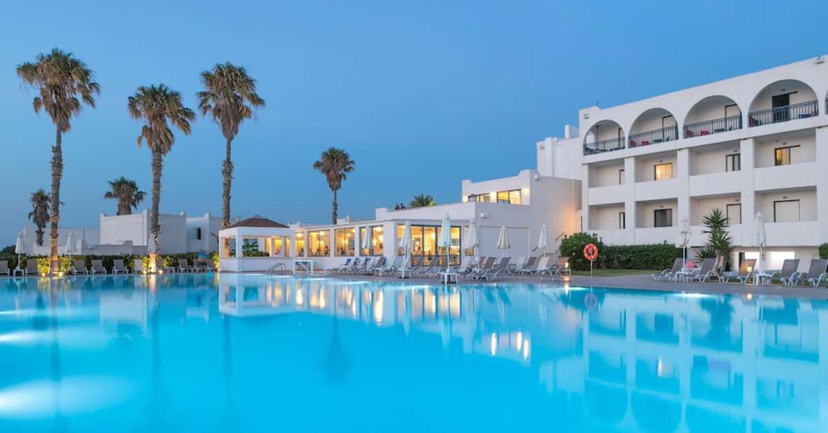 Een foto van het zwembad bij Aeolos Beach Hotel