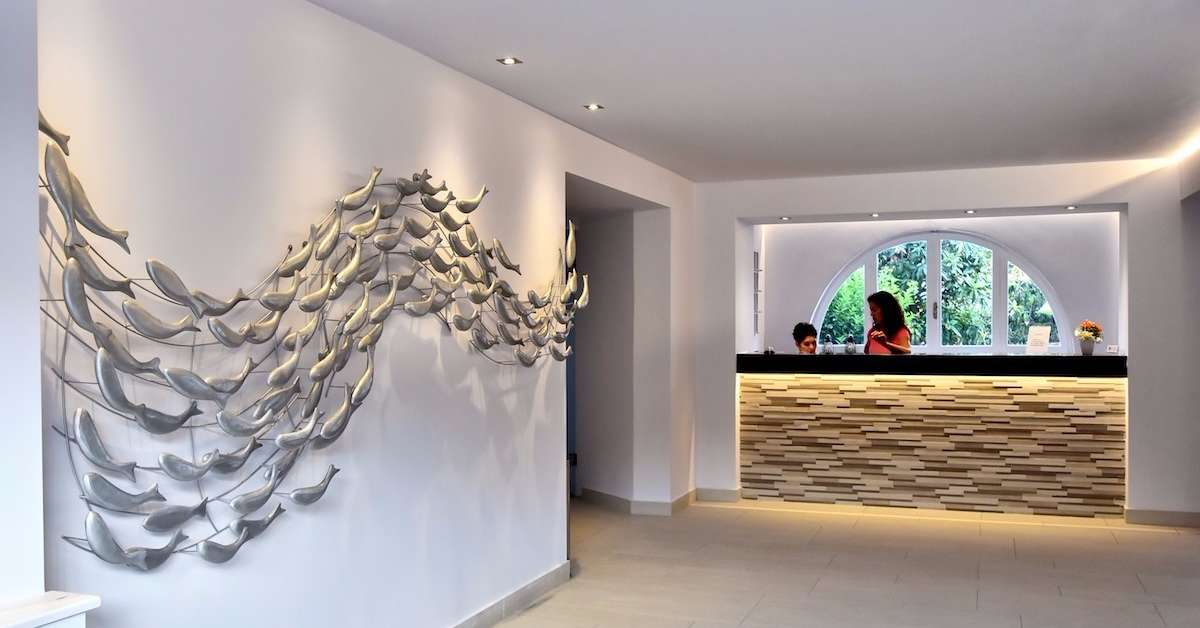 Een foto van het interieur van Skiathos Korali Hotel