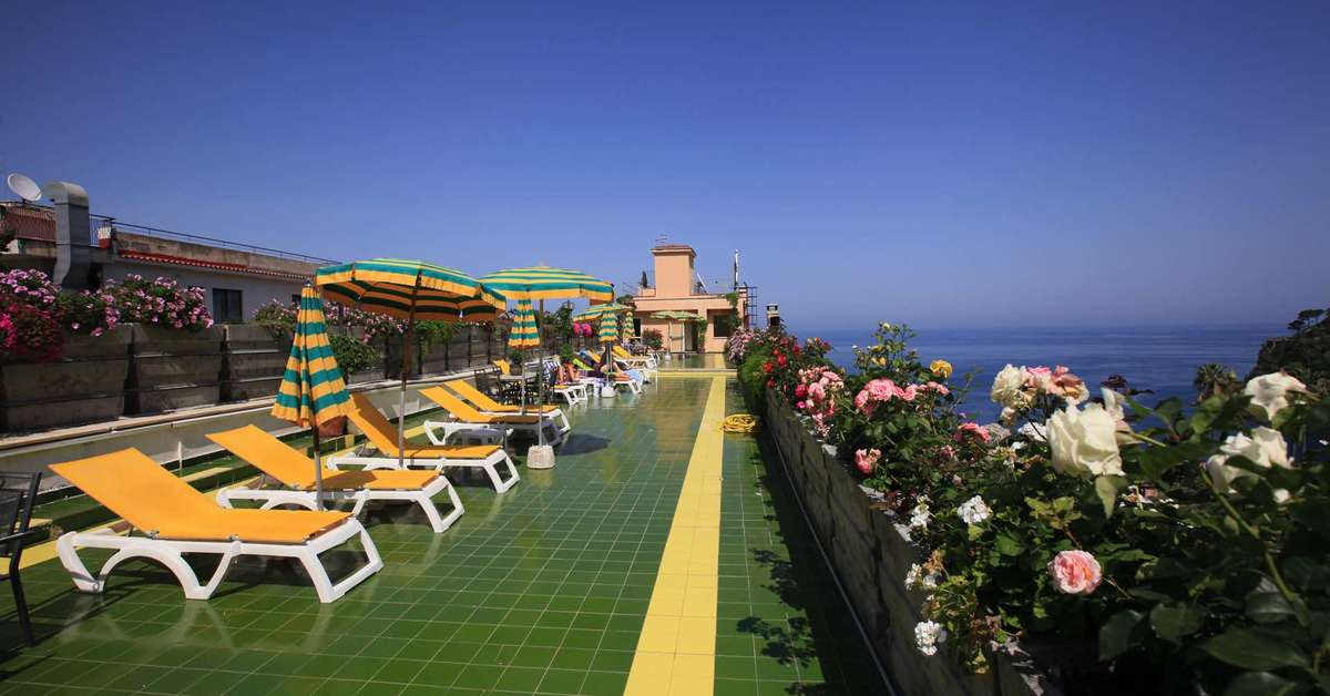 Een foto van het terras bij Hotel Ipanema