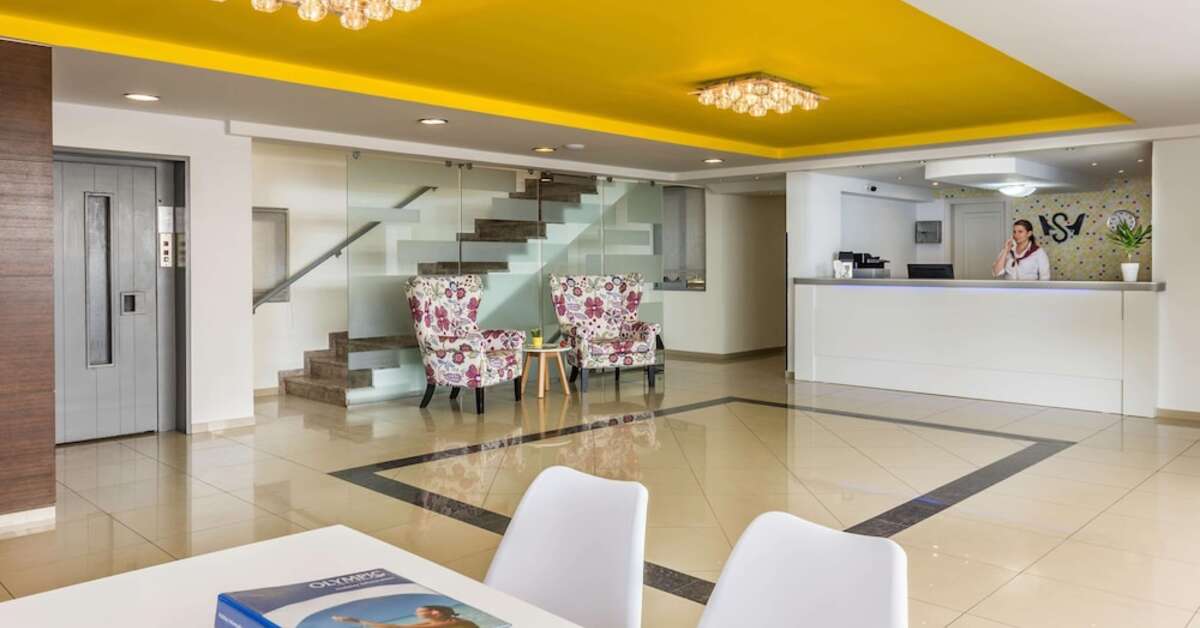 Een foto van het interieur van Sergios Hotel