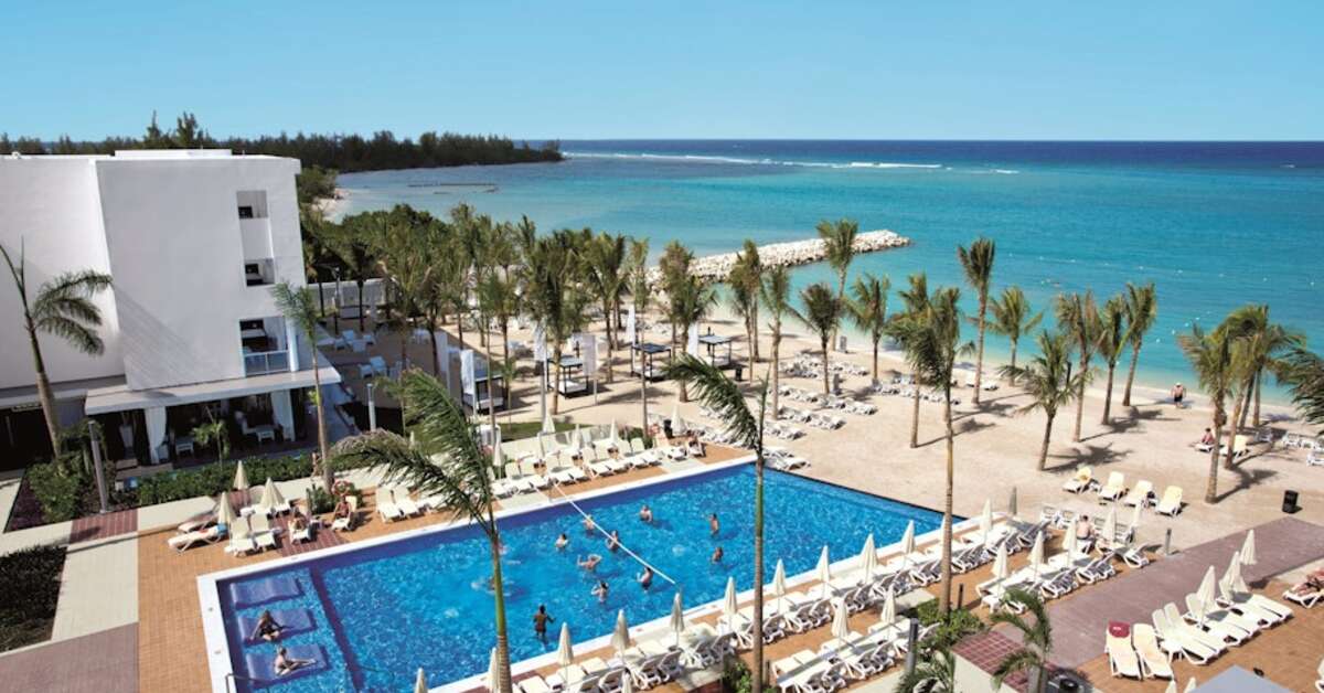 Een foto van het zwembad bij Riu Palace Jamaica