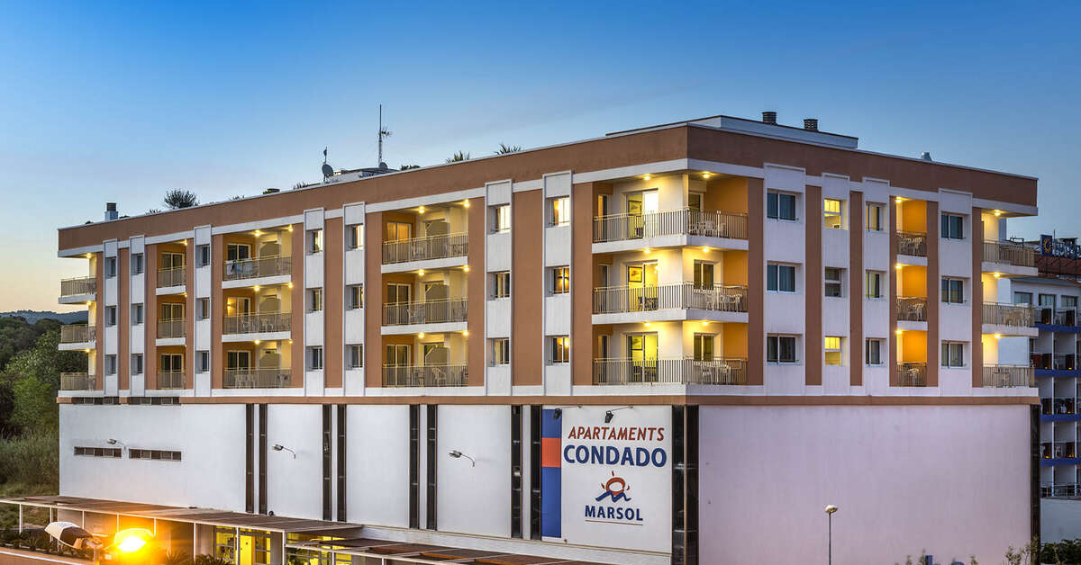 Een foto van de buitenkant van Appartementen Condado