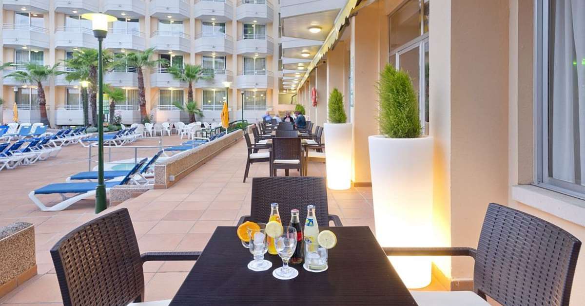 Een foto van het terras bij Hotel GHT Oasis Tossa
