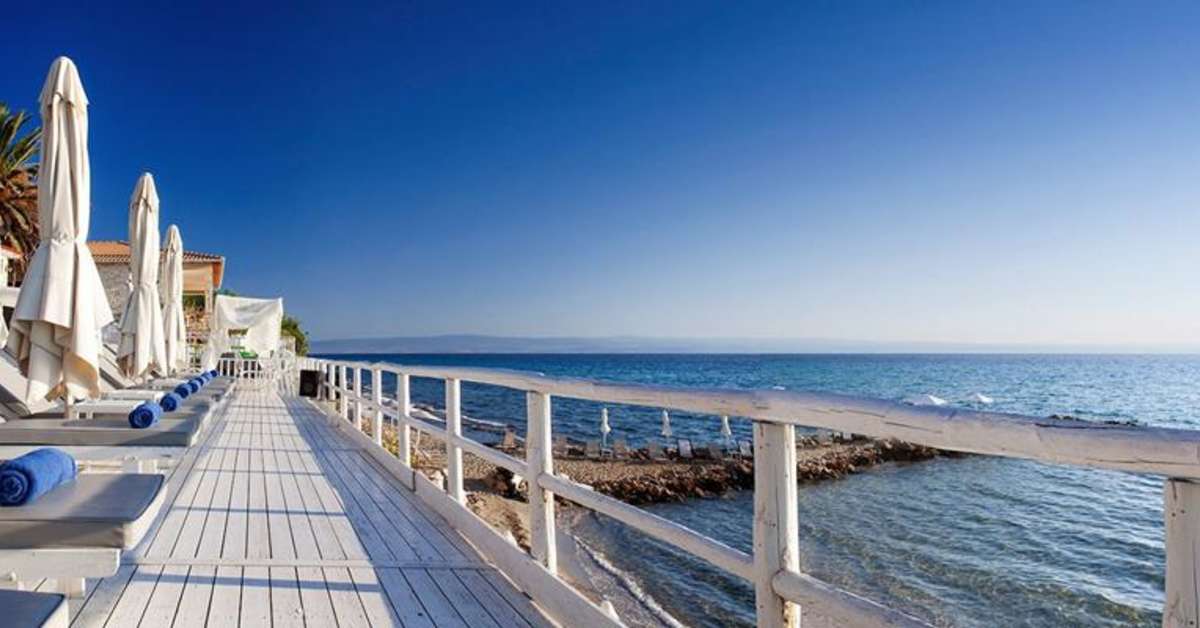 Een foto van het terras bij White Suites Resort