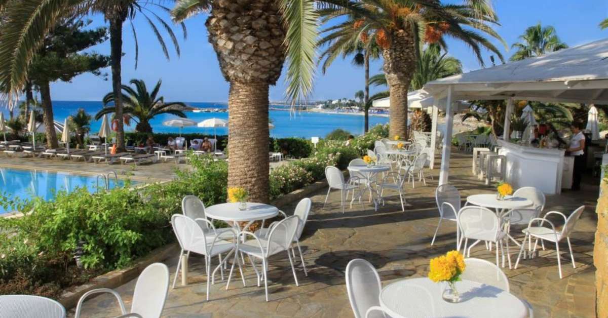 Een foto van het terras bij Nissi Beach Resort