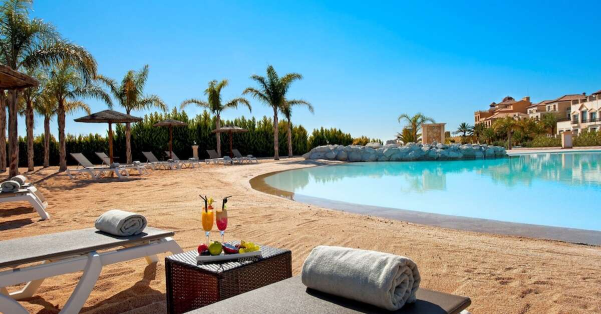 Een foto van het zwembad bij Melia Villaitana