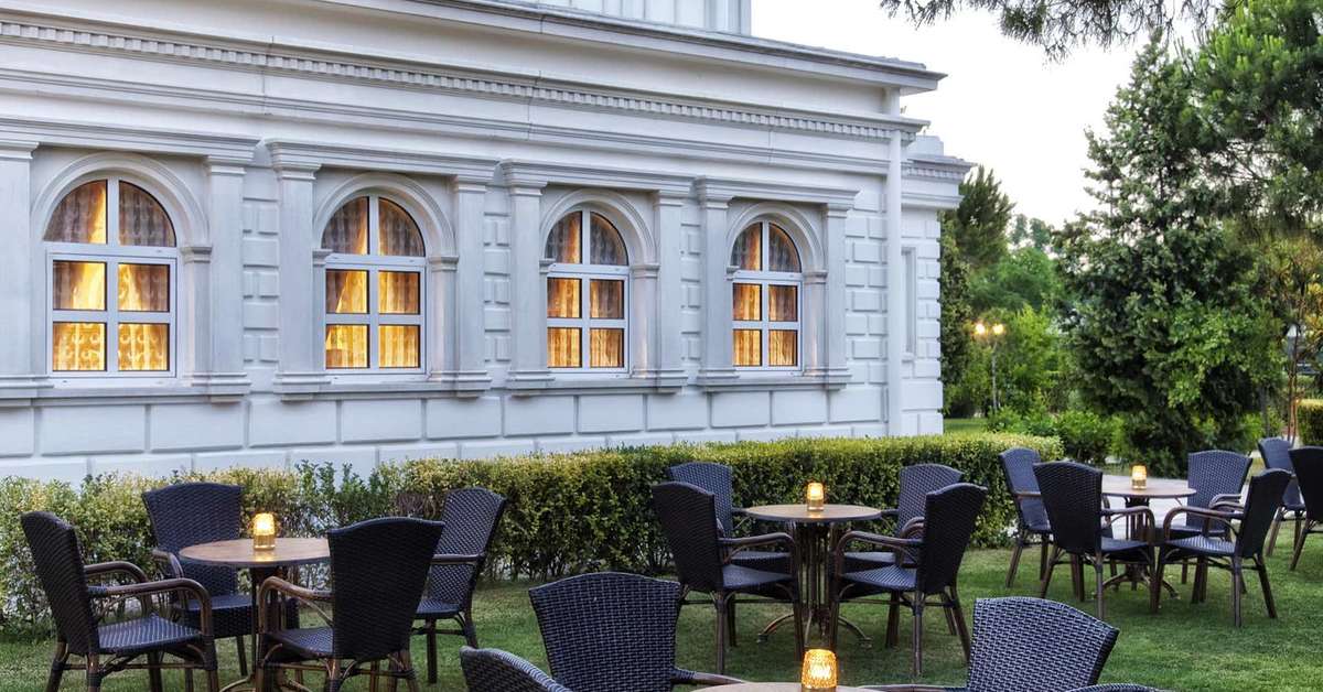 Een foto van het terras bij Asteria Kremlin Palace Hotel