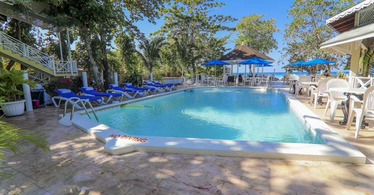 Een foto van het zwembad bij Merril's Beach Resort II