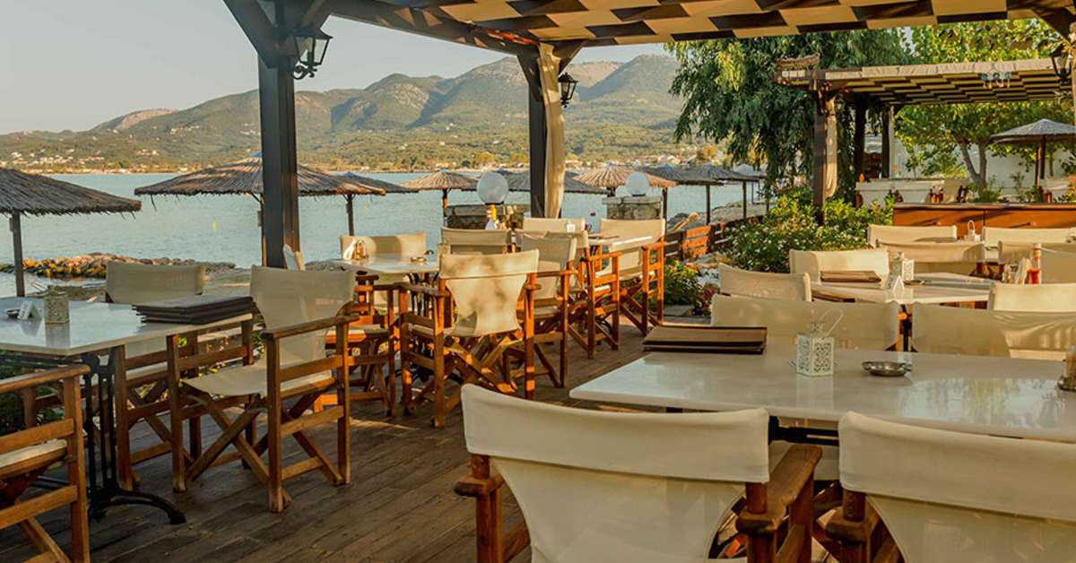 Een foto van het terras bij Aparthotel Robolla Beach