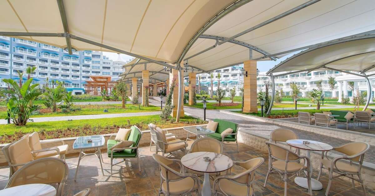 Een foto van het terras bij Limak Cyprus Deluxe Hotel