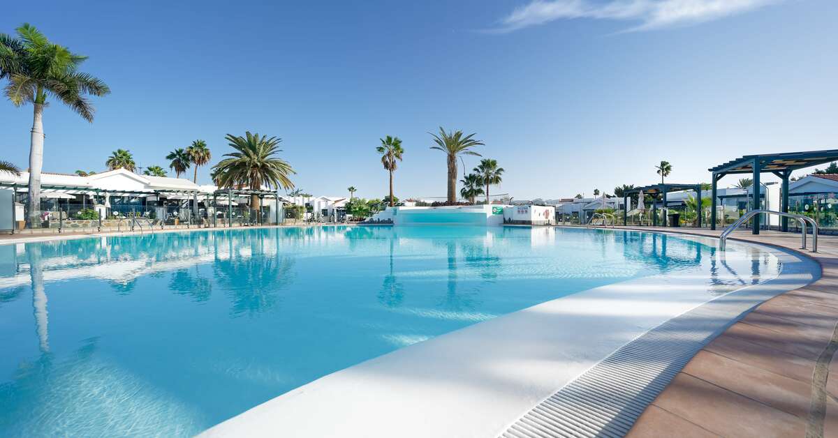 Een foto van het zwembad bij Maspalomas Lago