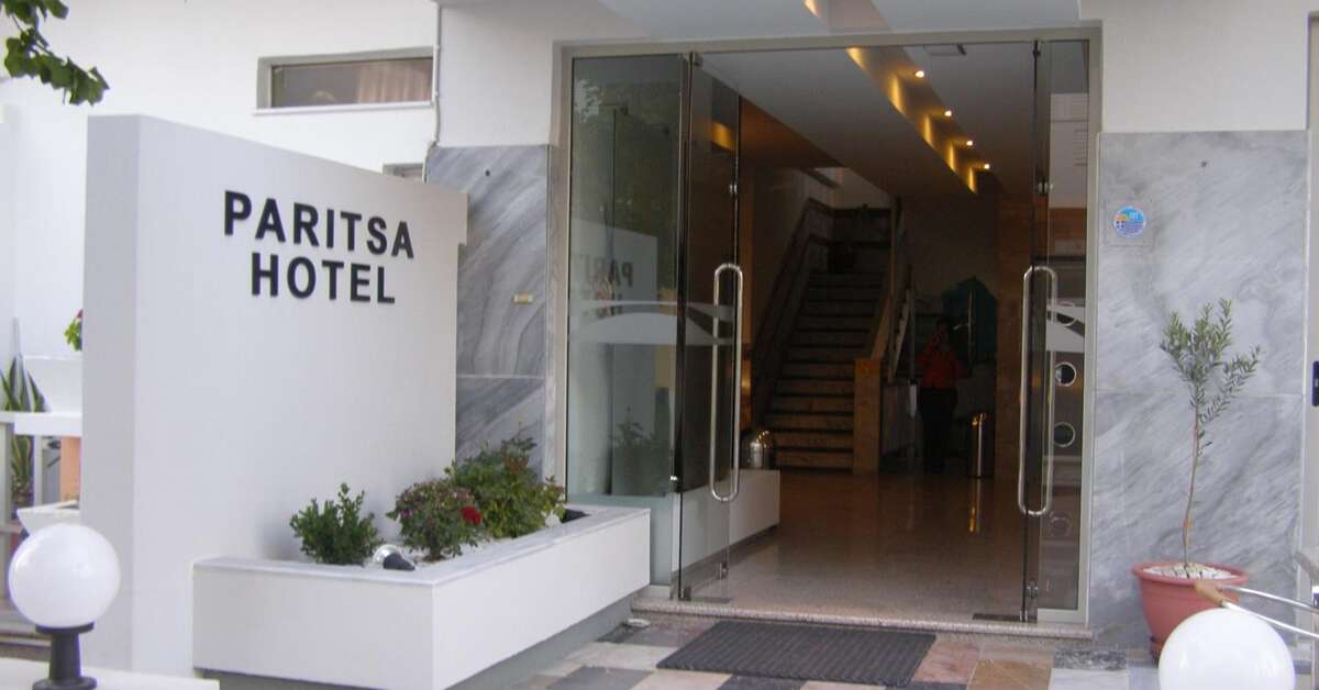 Een foto van de buitenkant van Paritsa Hotel