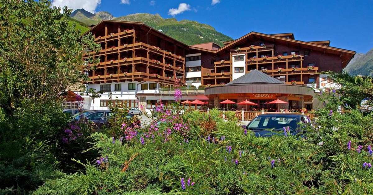 Een foto van de buitenkant van Hotel Tyrolerhof