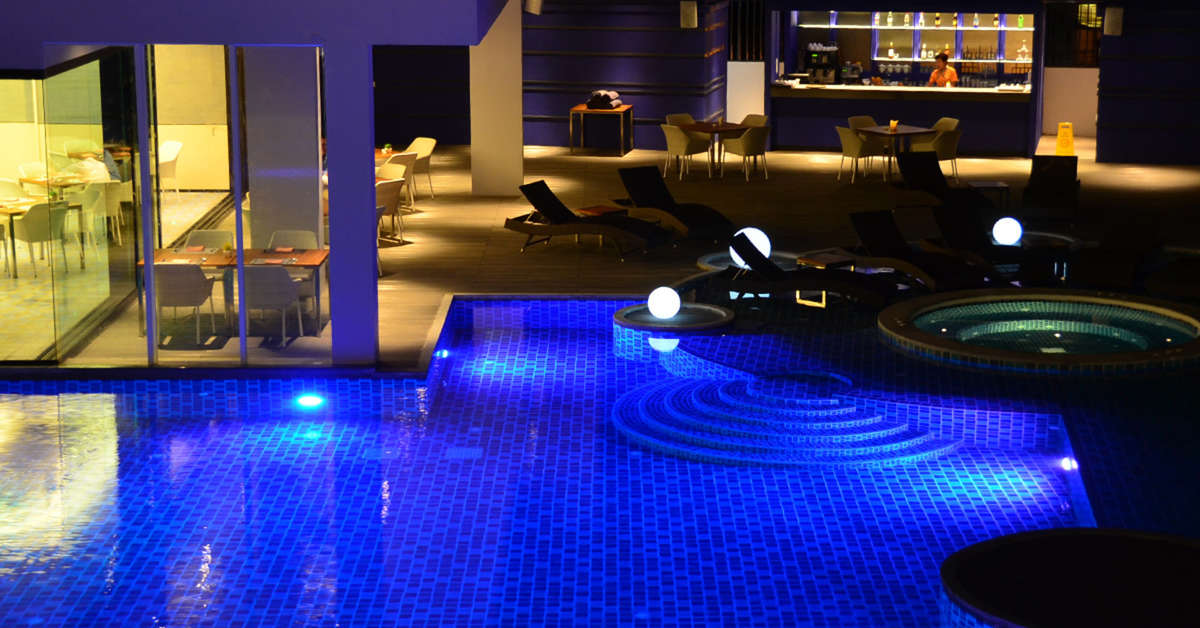 Een foto van het zwembad bij Eastin Yama Hotel Phuket