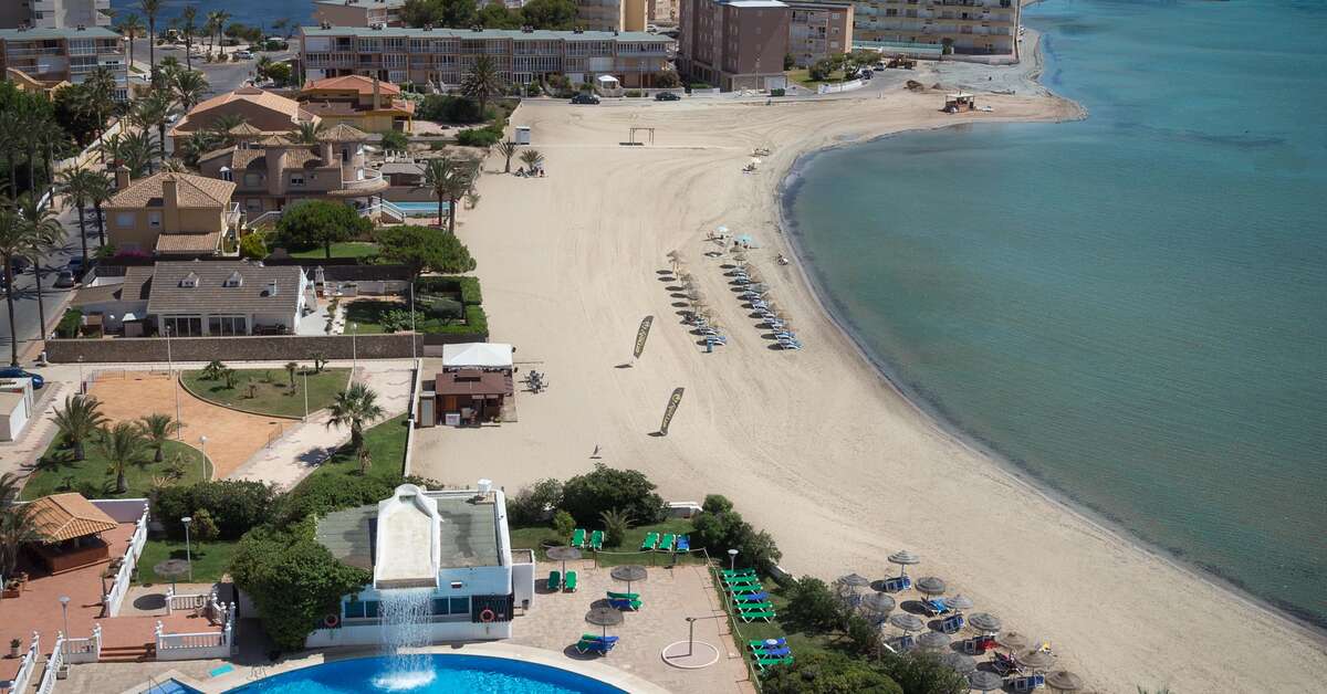 Ein Foto vom Pool im Izan Cavanna Hotel