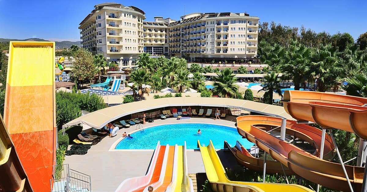 Een foto van het zwembad bij Mukarnas Spa Resort