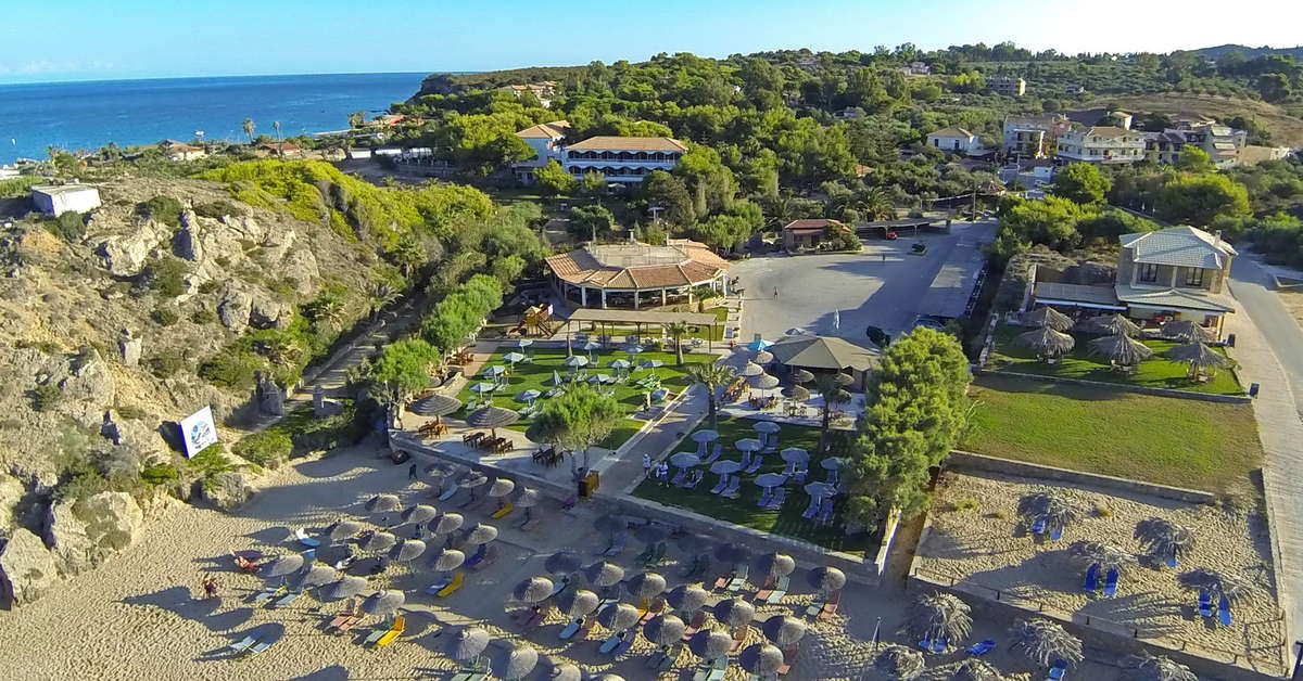 Een foto van het strand bij Plaka Beach Resort