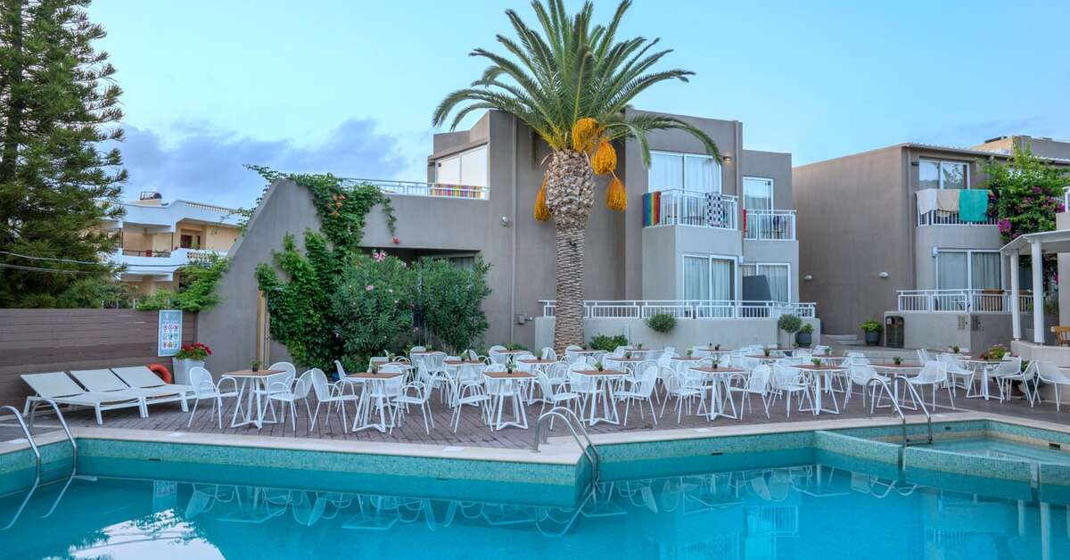 Een foto van het terras bij Hotel Nefeli Beach