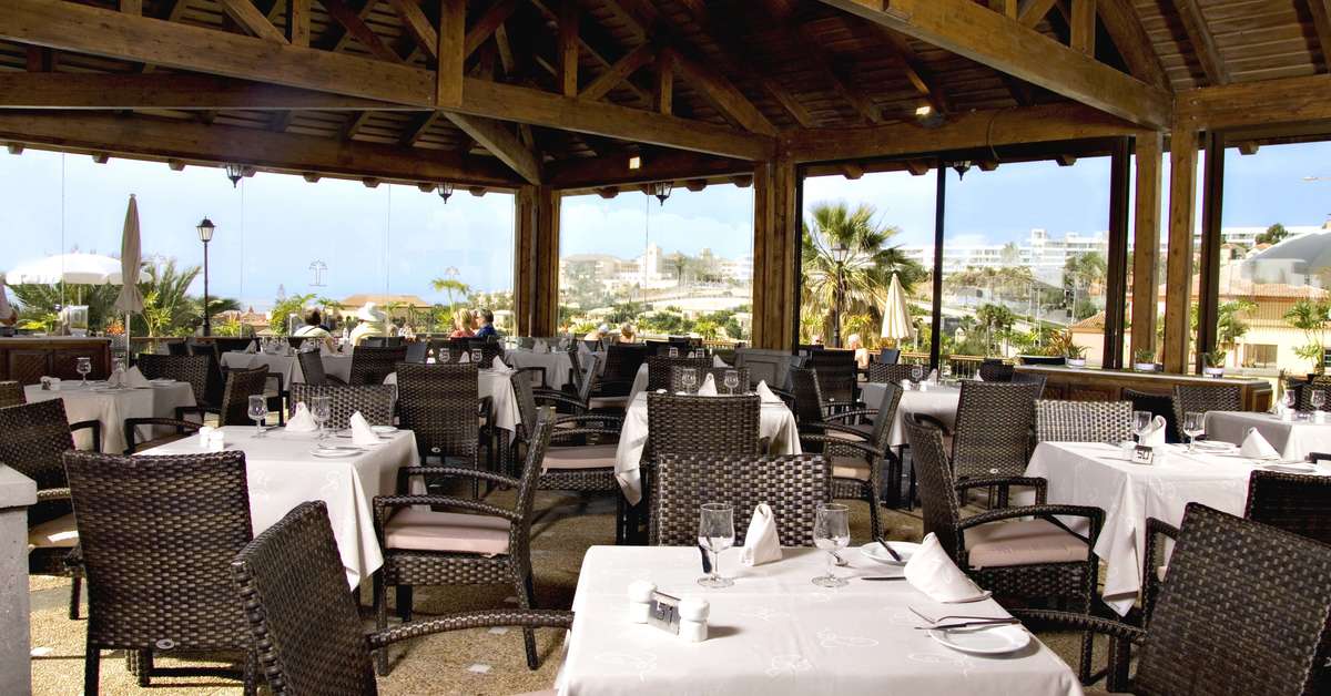 Een foto van het terras bij GF Gran Costa Adeje