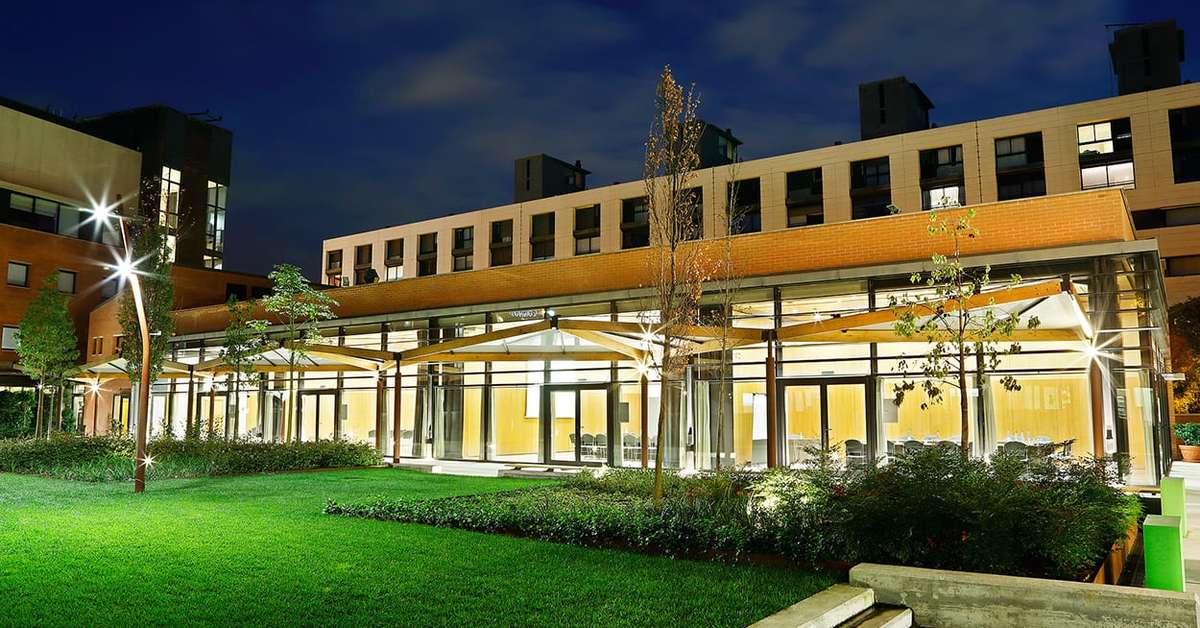 Een foto van de buitenkant van Hotel Alimara