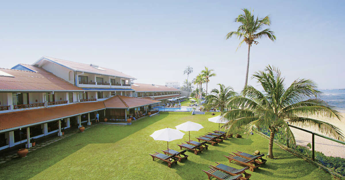 Een foto van het terras bij Coral Sands Hotel