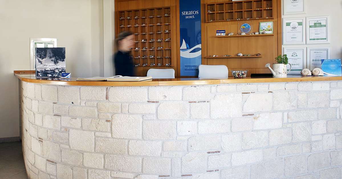 Een foto van de buitenkant van Stratos Hotel
