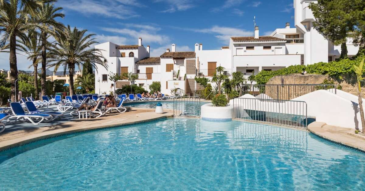 Een foto van het zwembad bij Plazamar Serenity Resort