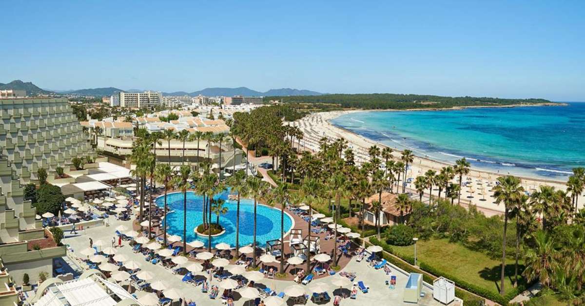 Een foto van het zwembad bij Hipotels Mediterraneo