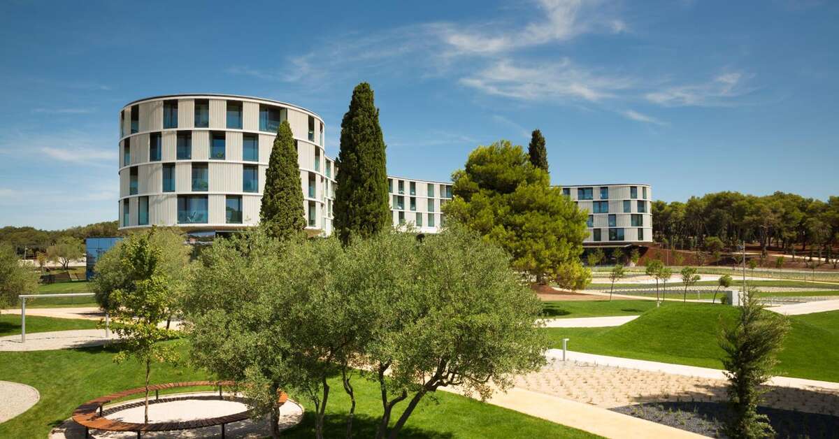 Een foto van de buitenkant van Family Hotel Amarin