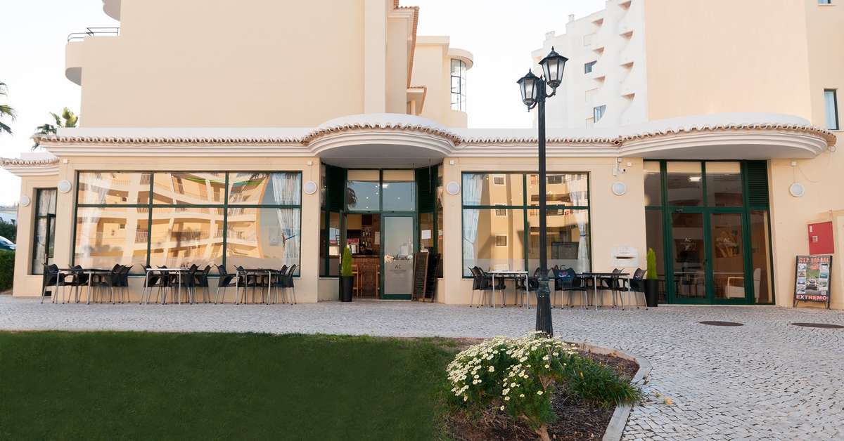 Een foto van de buitenkant van Plaza Real Aparthotel