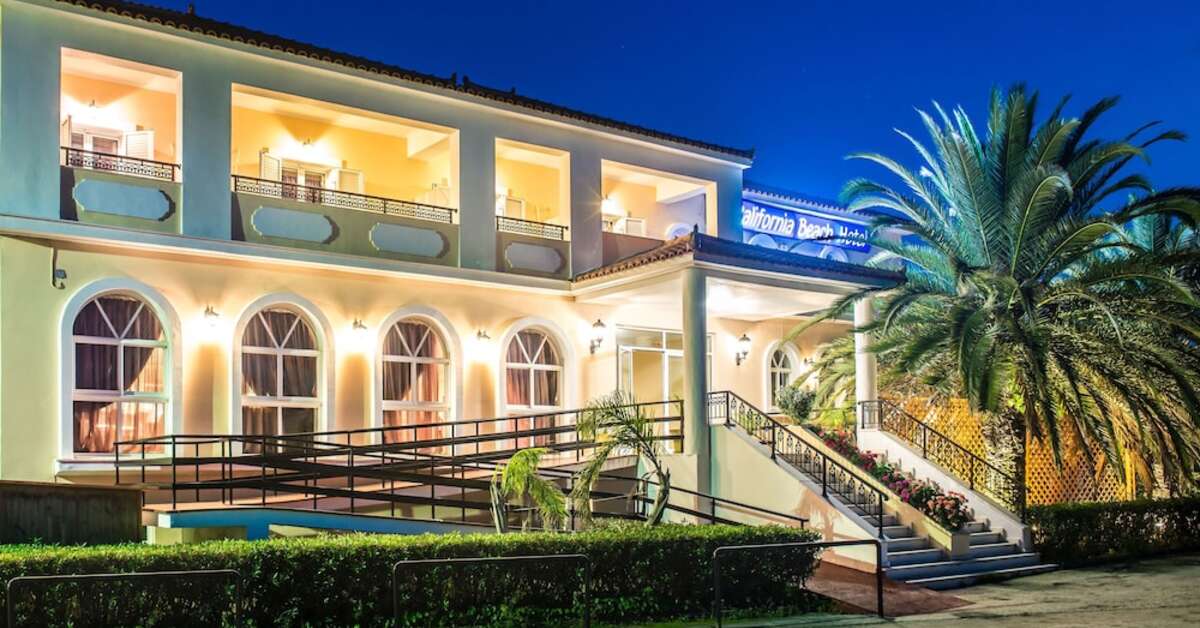 Een foto van de buitenkant van California Beach Hotel