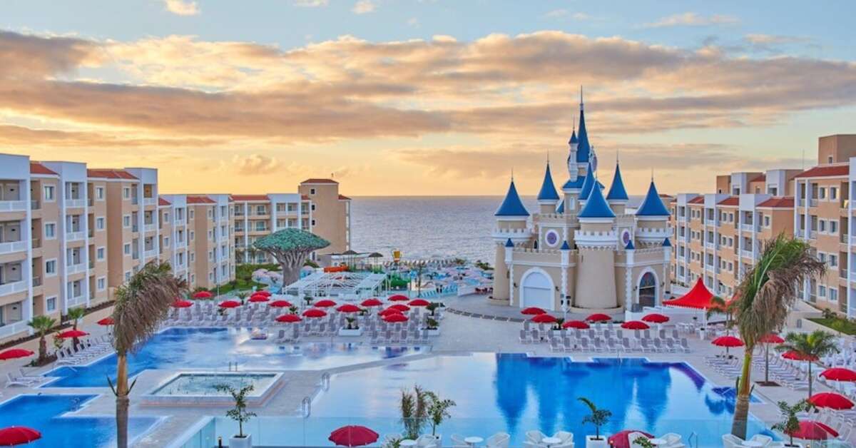 Een foto van het zwembad bij Fantasia Bahia Principe